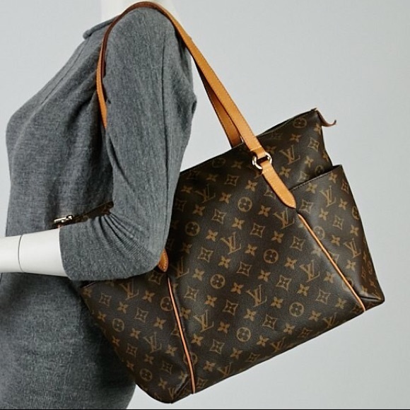 Louis Vuitton Handbags - ✨DEEP SIDE POCKETS TOTALLY MM LOUIS VUITTON BAG